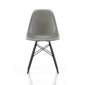 Eames Fiberglass Side Chair DSW - Pieds Érable foncé - Gris clair (Outlet)